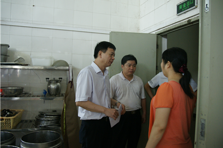 （圖七）黎海波校長(zhǎng)親自到飯?zhí)脵z查工作