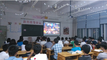 （圖一）2013級烹飪2班的全體同學正在觀看視頻