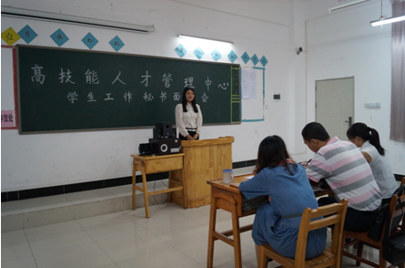 （圖一）面試選手從容應(yīng)對(duì)老師們的考核