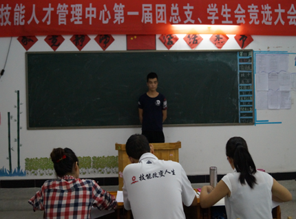 （圖一）學生正在緊張面試中