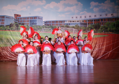 （圖二）校舞蹈隊(duì)舞蹈《騰飛》