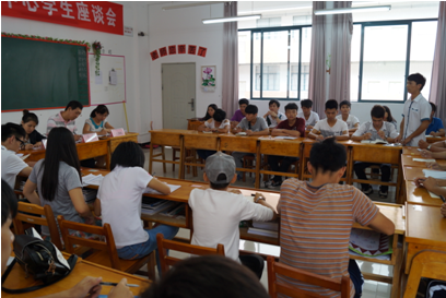 （圖二）學生正在積極參與到座談會交流中