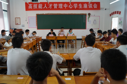 （圖一）老師們正用心傾聽學生的建議和意見
