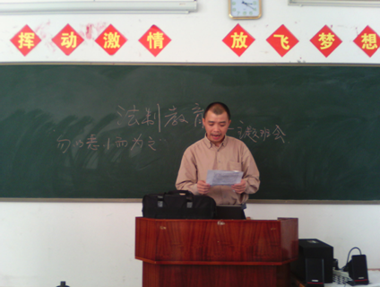 （圖一）12級(jí)旅游1班的同學(xué)正在認(rèn)真觀看視頻