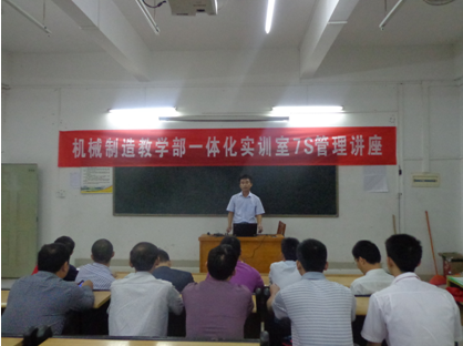 （圖一）先進教學(xué)設(shè)備的操作演示
