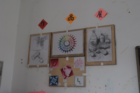 （圖二）13級(jí)室內(nèi)設(shè)計(jì)1班學(xué)生“作品展”