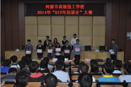（圖三）評委老師為獲獎(jiǎng)?wù)哳C發(fā)獲獎(jiǎng)證書