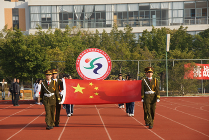 （圖二）國旗護(hù)衛(wèi)隊、校旗隊、會徽隊整裝待發(fā)