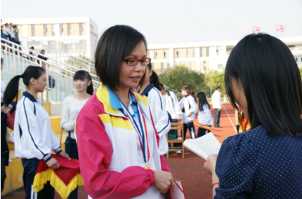 （圖一）張運(yùn)達(dá)副校長與教職工女子800米獲獎(jiǎng)選手合影