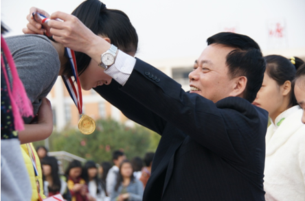 （圖二）黎海波校長在為獲獎(jiǎng)選手頒獎(jiǎng)