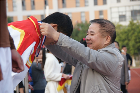 （圖八）梁秋生副校長在為獲獎(jiǎng)選手頒獎(jiǎng)