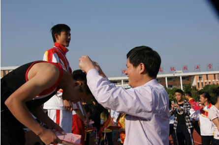 （圖五）張運(yùn)達(dá)副校長在為獲獎(jiǎng)教師頒獎(jiǎng)