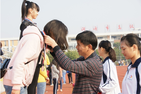 （圖九）鄧德興副校長在為獲獎(jiǎng)選手頒獎(jiǎng)