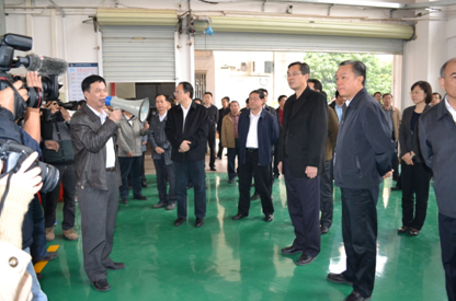 （圖一）考察團(tuán)在聽取黎海波校長的介紹