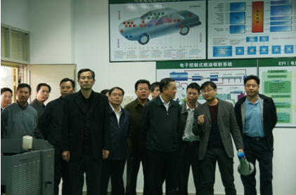 （圖三）考察團(tuán)參觀汽車維修專業(yè)創(chuàng)新實訓(xùn)室