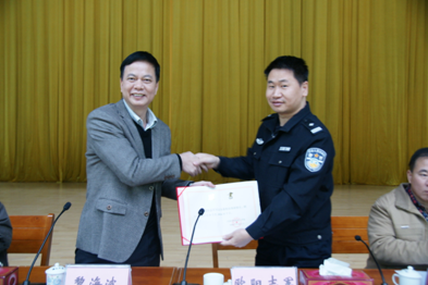 （圖二）黎海波校長為歐陽志軍教導(dǎo)員頒發(fā)法制副校長聘書
