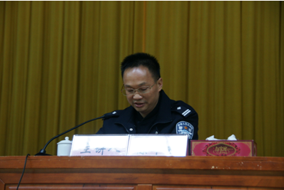（圖三）陳干良教導(dǎo)員為全校師生作法制教育專題講座