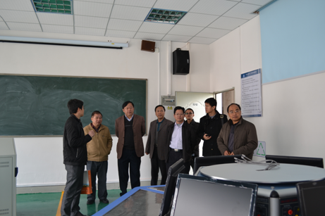 （圖三）惠州市技師學(xué)院一行人在參觀電工綜合技能實訓(xùn)室