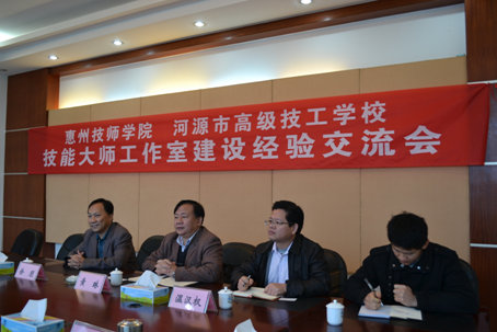 （圖二）黎海波校長在向來賓介紹我校辦學(xué)情況