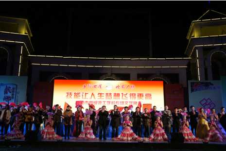 （圖十）領(lǐng)導(dǎo)與演員合影留念