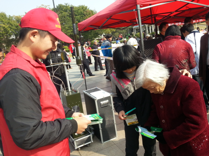 （圖三）我校志愿者在為市民講解禁毒常識(shí)