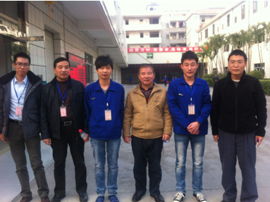 （圖一）梁秋生副校長與首期逆向班畢業(yè)生謝明康、張澤 在東莞虎門誠信公司合影