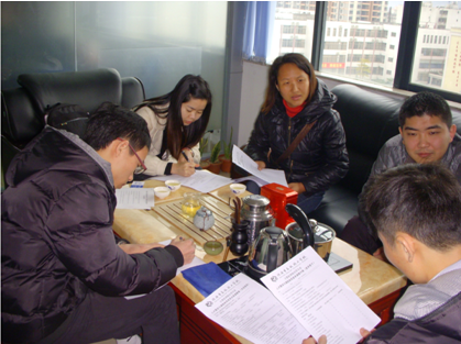 (圖二)專業(yè)教師和企業(yè)領(lǐng)導(dǎo)在討論課程體系建設(shè)