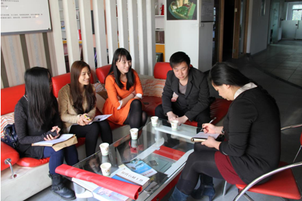（圖二）室內(nèi)設計專業(yè)教師與振橋裝飾公司人事部總監(jiān)進行交流