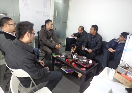 （圖二）教師與深圳熙元設(shè)計(jì)公司工作人員座談