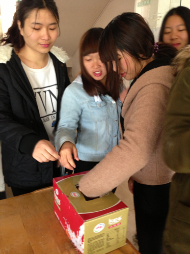 （圖二）學(xué)生爭先恐后搶紅包