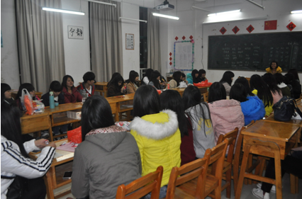 (圖一)12級(jí)商務(wù)文秘班在楊林娟老師的帶領(lǐng)下舉行新年茶話會(huì) (圖一)12級(jí)商務(wù)文秘班在楊林娟老師的帶領(lǐng)下舉行新年茶話會(huì)