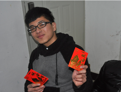 (圖三)同學(xué)們拿到老師發(fā)的紅包露出開心的笑容 (圖三)同學(xué)們拿到老師發(fā)的紅包露出開心的笑容