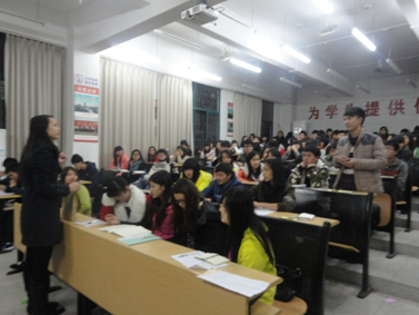 （圖二）同學(xué)們?cè)诜窒泶汗?jié)趣事