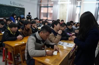 （圖二）團總支書記、學(xué)生會主席團為全體成員送新年禮物