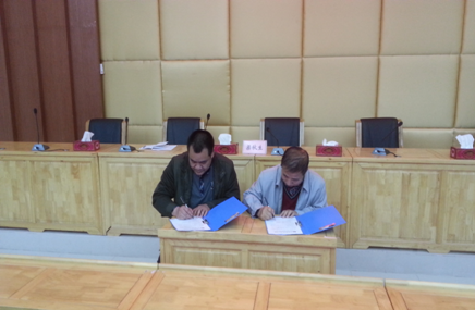 （圖二）梁秋生副校長與教師代表簽訂安全責任承諾書