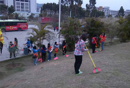 （圖一）“小雷鋒”們在打掃衛(wèi)生