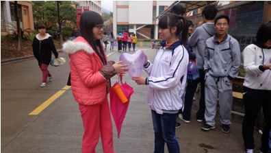 （圖四）宿管會(huì)的工作人員為女生送上寫(xiě)好祝福話(huà)語(yǔ)的節(jié)日氣球