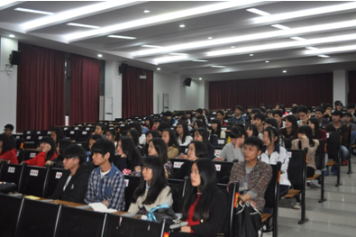 （圖二）同學(xué)們聽得津津有味