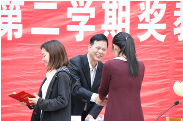 （圖二）黎海波校長在為優(yōu)秀教師頒獎(jiǎng)
