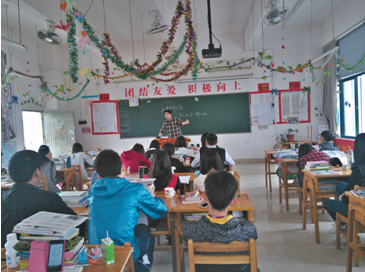 (圖一)12旅游1班班主任陳偉寧老師在介紹求職技巧 (圖一)12旅游1班班主任陳偉寧老師在介紹求職技巧