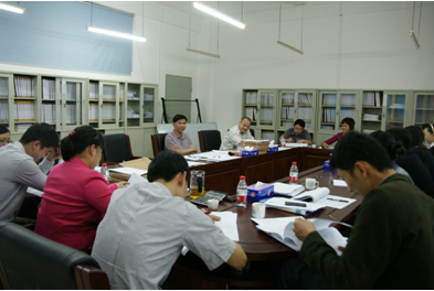 （圖七）第三小組在討論學(xué)習(xí)工作報(bào)告