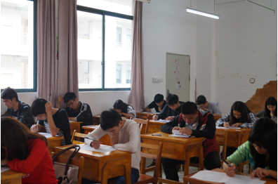 （圖四）給即將實(shí)習(xí)的學(xué)生發(fā)放面試的問(wèn)卷