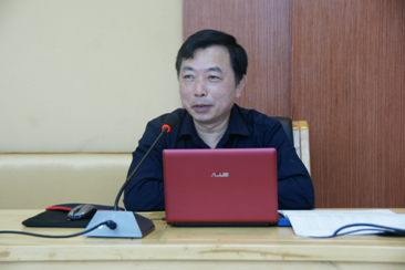 （圖四）譚紹華研究員在做專題報告