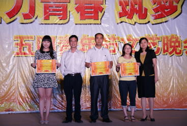 （圖十一）團(tuán)市委副書記袁華麗、校長黎海波為紅旗團(tuán)總支頒獎