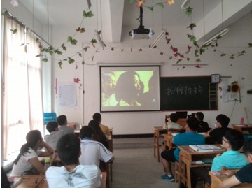 （圖一）12級北大青鳥高級班同學們正在觀看《黑夢》