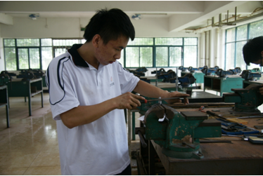 （圖三）鉗工比賽，請(qǐng)為我點(diǎn)贊！