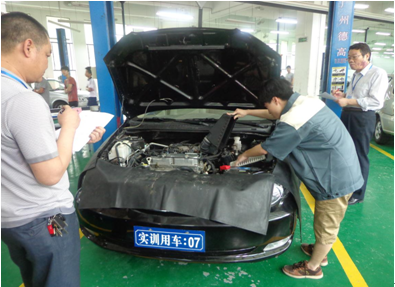 （圖一）汽車維護(hù)與保養(yǎng)項(xiàng)目決賽現(xiàn)場(chǎng)