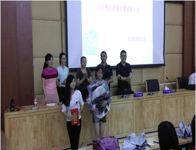 （圖二）獲獎學生與頒獎領(lǐng)導合影留念