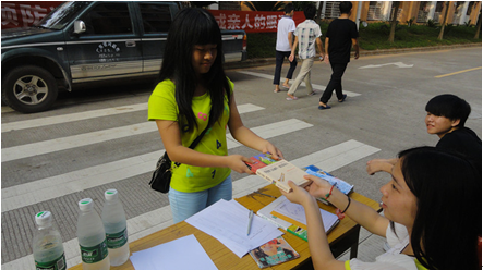（圖二）捐出一本書，獻(xiàn)出一份愛
