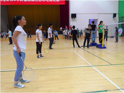 （圖一）揮動(dòng)球拍，揮灑青春與愛